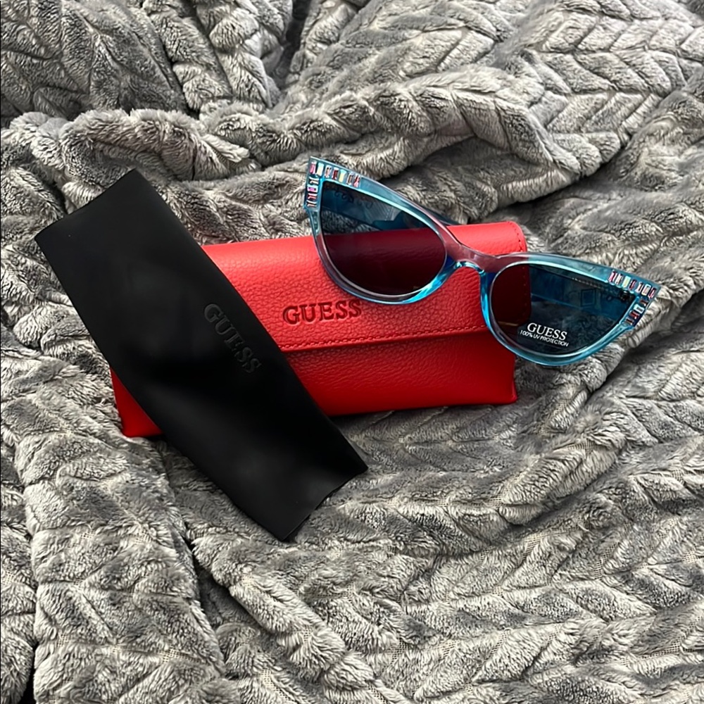 GUESS Blue Cat-Eye Sunglasses